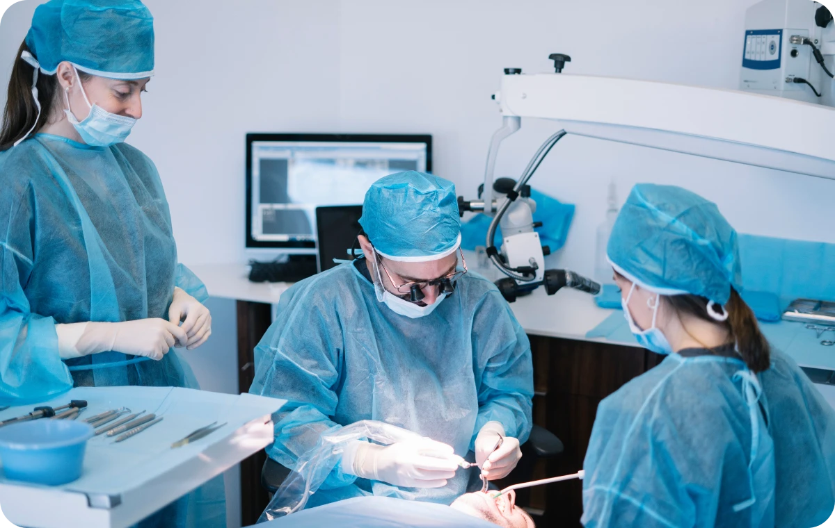 chirurgie dentisterie 1 Résection apicale sous microscope : intervention directe à l’extrémité de la racine Dentiste Orangerie, Strasbourg | Esthétique & Implant